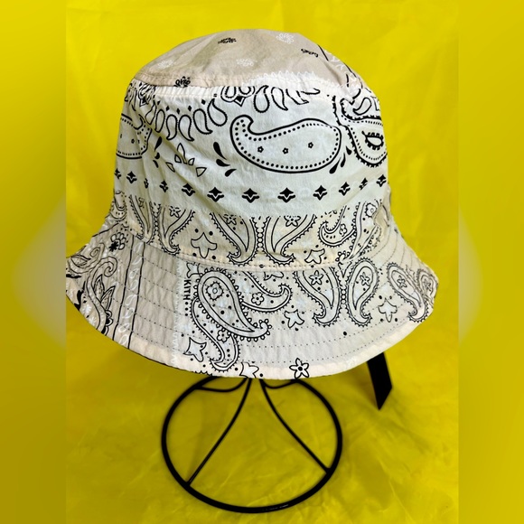KITH DECONSTRUCTED BANDANA REVERSIBLE BUCKET HAT- canvas